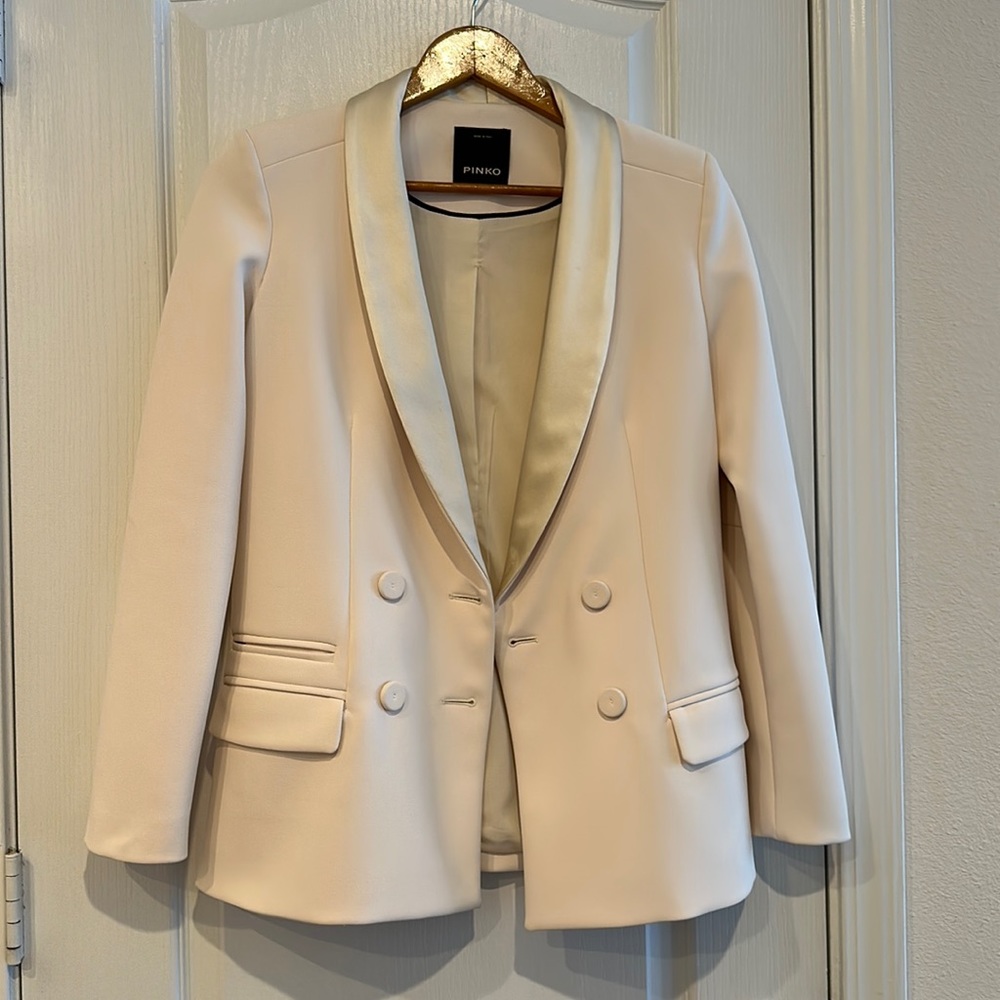 Brand new Pinko Blazer! A but to small for me on the shoulders. It is a size 34.